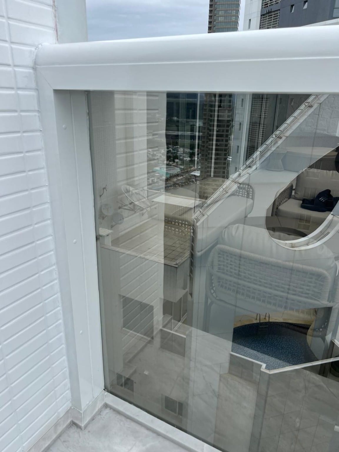 Guarda-corpo pintado em branco