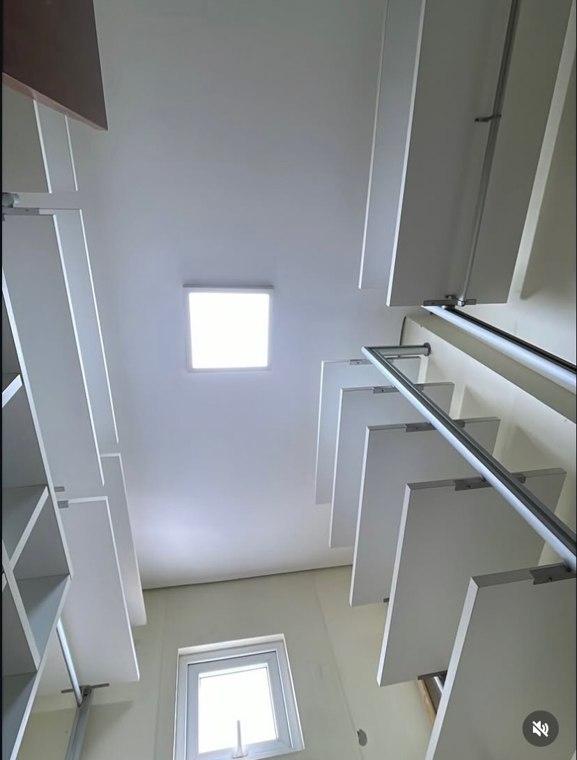 Teto e paredes em branco fosco