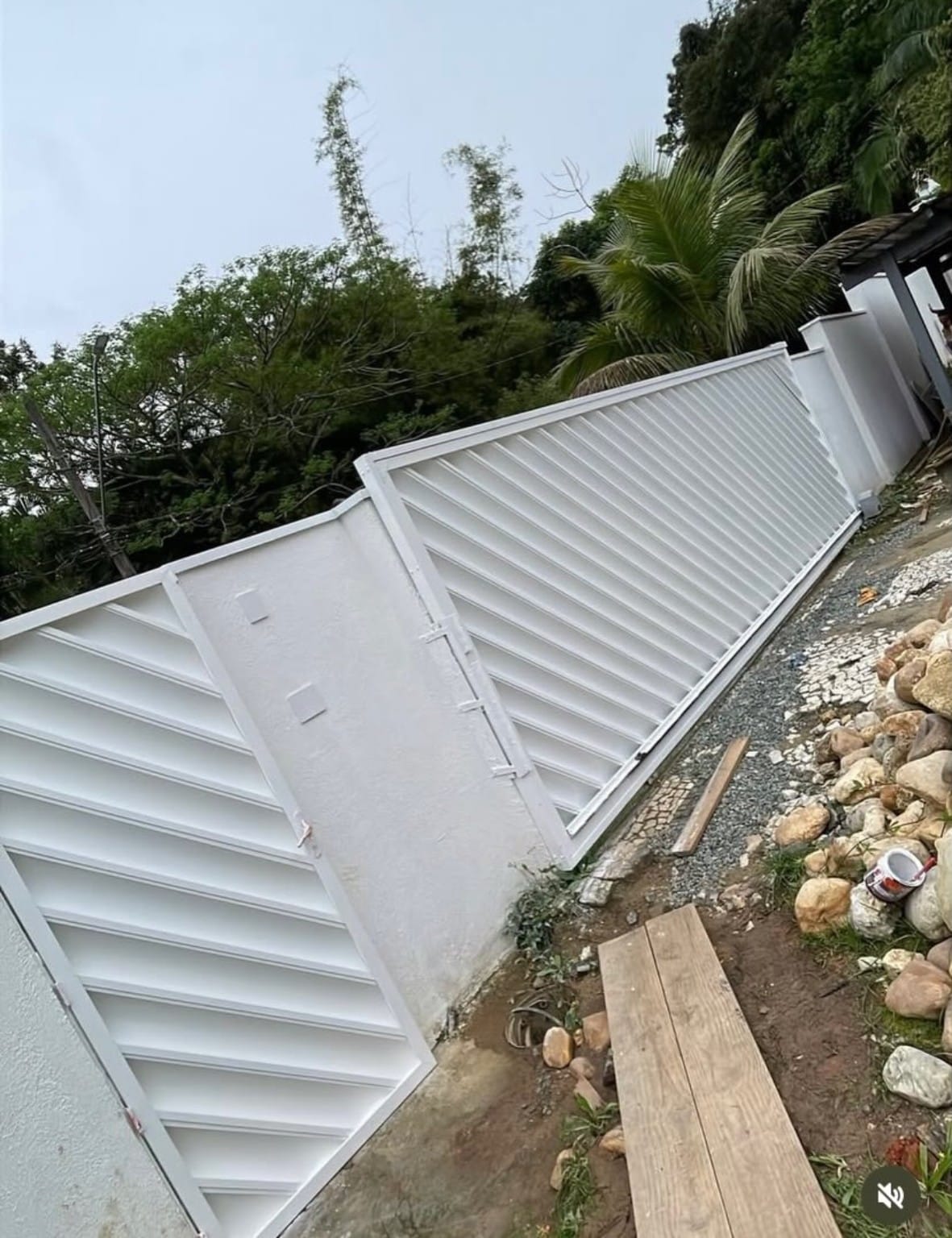 Portão de metal laqueado