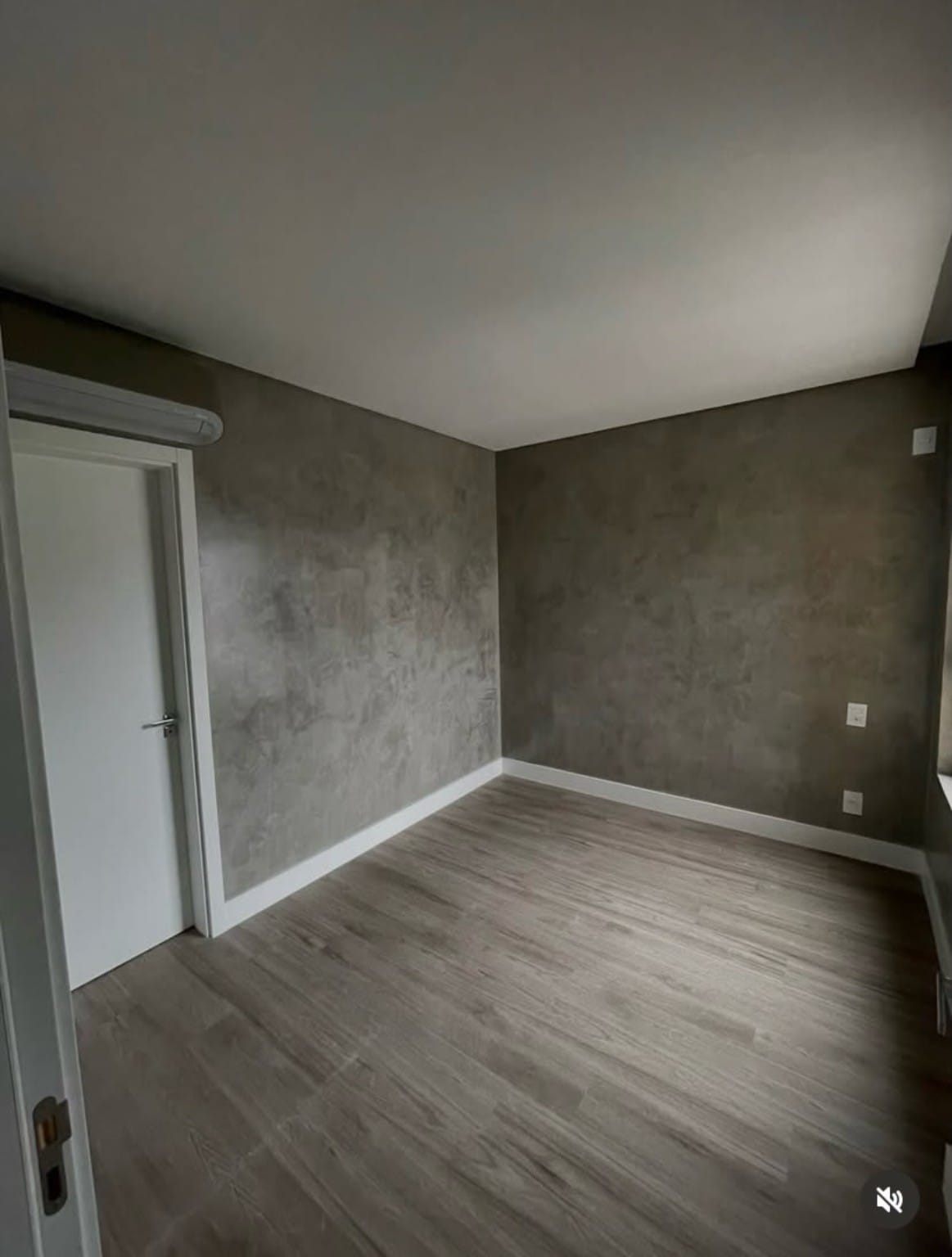 Quarto com textura de cimento
