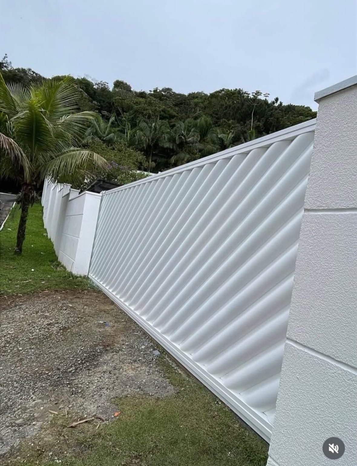 Muro e portão em branco